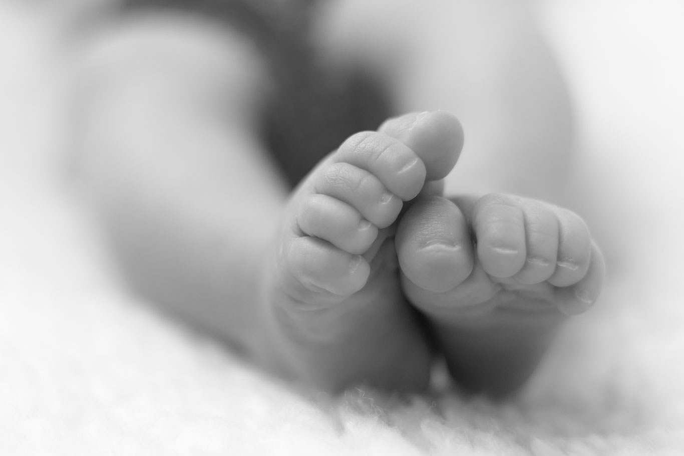 monohromatska slika stopala novorođene bebe