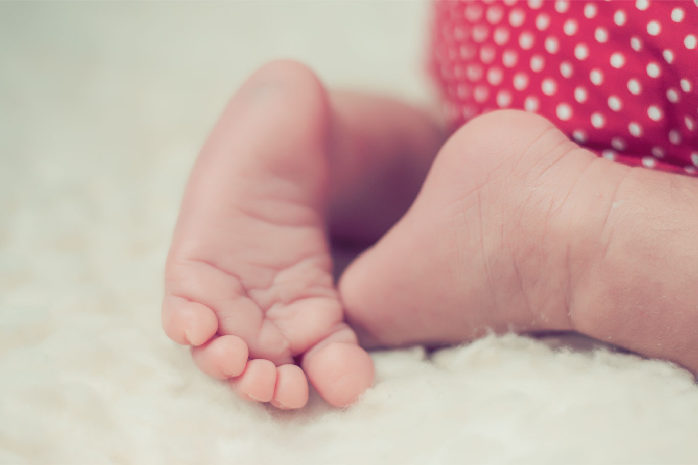 krupni plan levog stopala novorođene bebe